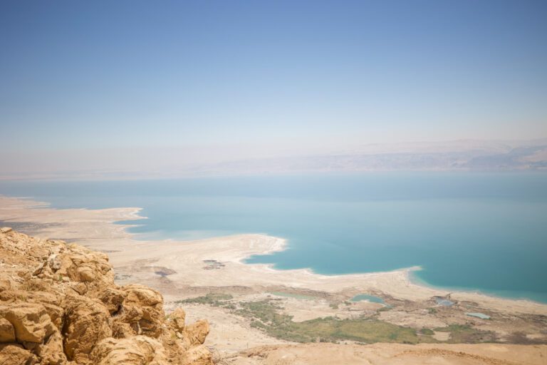 נוף מצוקי דרגות מעל ים המלח